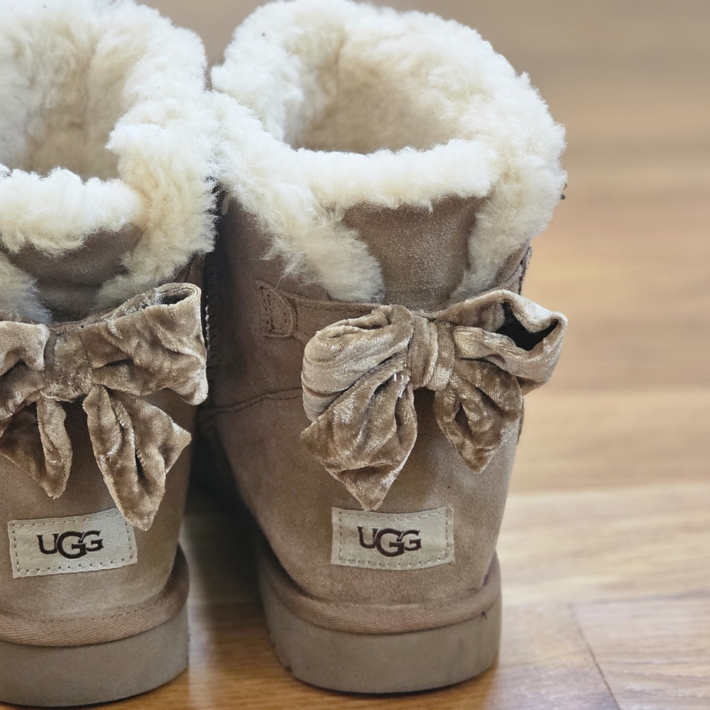 ADORABLE UGG Tan Ankle Boots with Bow